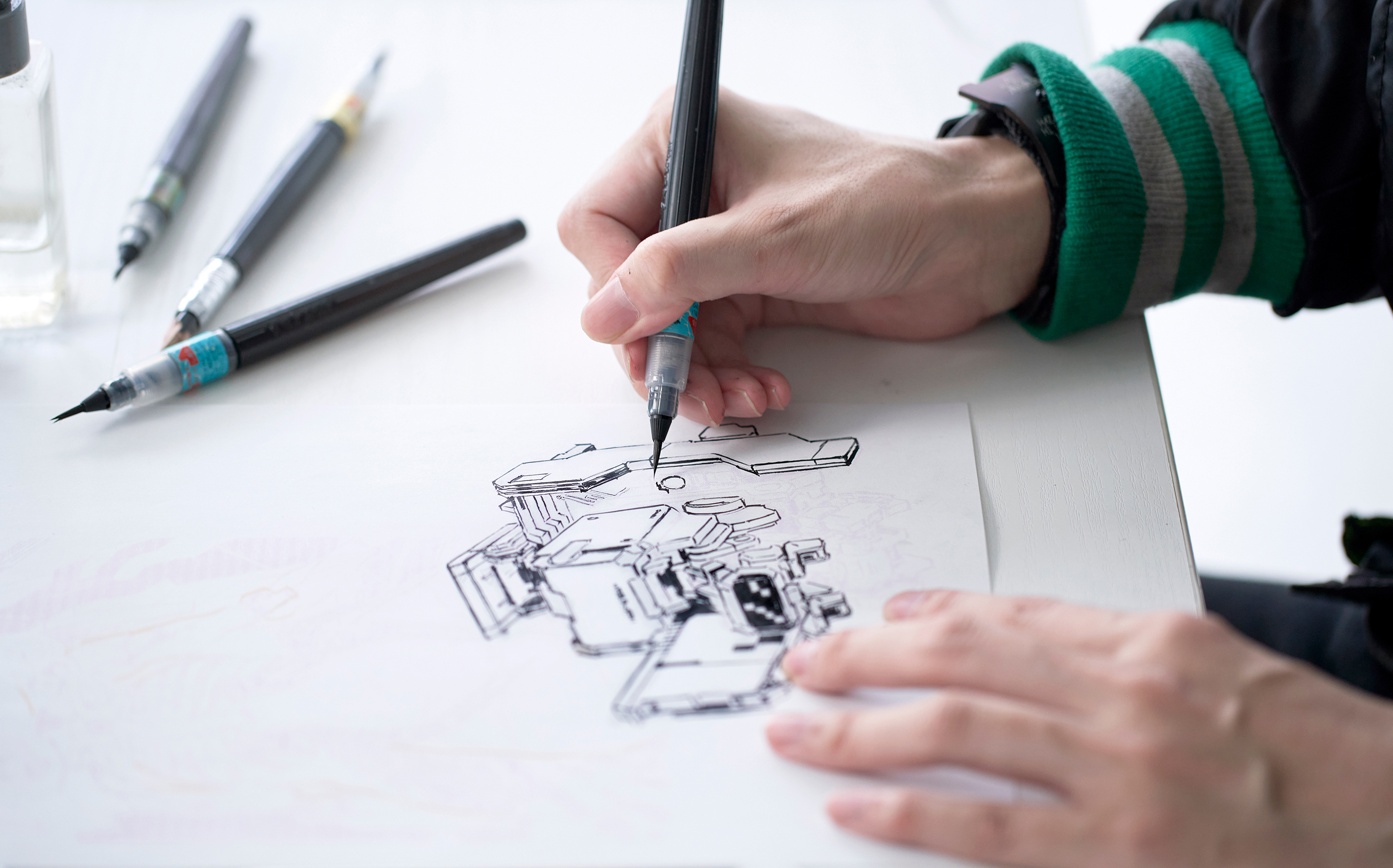 メカニックデザインのかっこよさを引き出す、 “高クオリティ画筆”としての筆ペン。 イラストレーター・メカニックデザイナー／JNTHEDさん