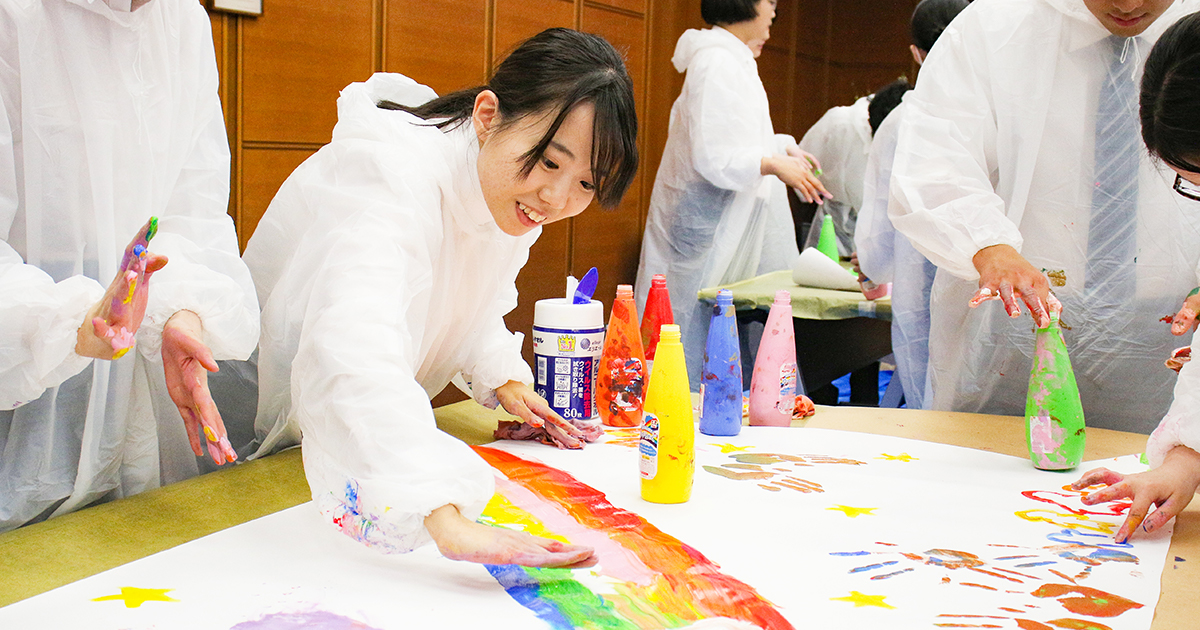 素手で描く」アートな入社式 「ゆびえのぐ」でカラフルに未来を描く
